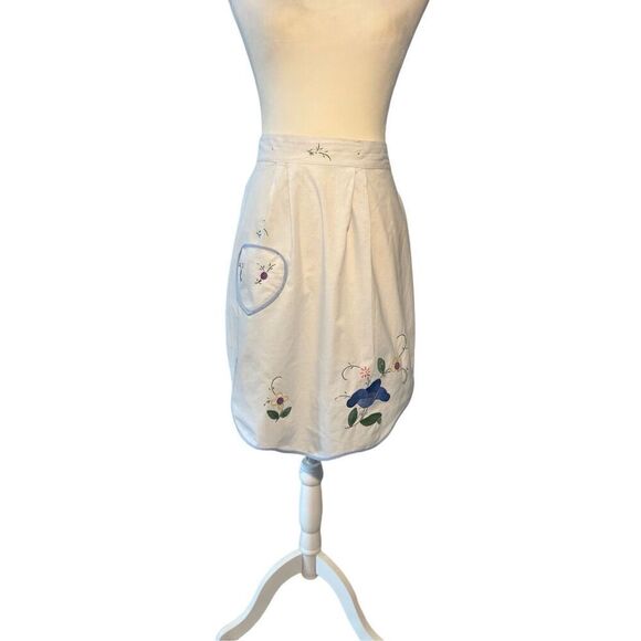 Embroidered floral scalloped edge cotton apron - 🙂 3/$15 - Picture 1 of 6